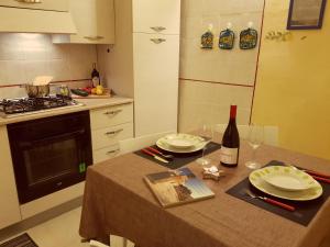 Кухня или мини-кухня в B&B Casa Lucrezia
