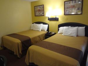 um quarto com duas camas num quarto de hotel em Americas Best Value Inn - Goldsboro em Goldsboro