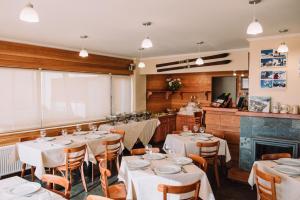 Reštaurácia alebo iné gastronomické zariadenie v ubytovaní Hotel Chalet Valluga