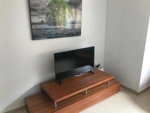 A television and/or entertainment centre at Ílios Apartamentos