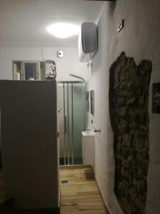 korytarz z drzwiami i kamienną ścianą w obiekcie LA MIRILLA SUITES 3 w mieście Tarifa