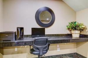TV a/nebo společenská místnost v ubytování Castle Rock Inn & Suites - Quinter