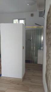 タリファにあるLA MIRILLA SUITES 3の白い壁とガラスのドアが特徴の客室です。
