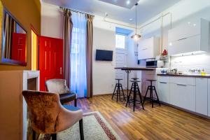 ブダペストにあるQuiet Romantic Flat in Centerの赤いドアとスツール付きのキッチン