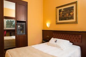 Postel nebo postele na pokoji v ubytování Santa Barbara Hotel