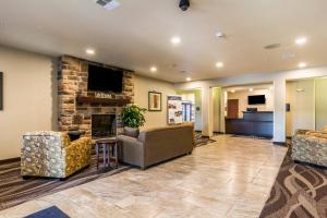 Μια τηλεόραση ή/και κέντρο ψυχαγωγίας στο Cobblestone Hotel & Suites - Greenville