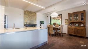 Küche/Küchenzeile in der Unterkunft Piscina e relax nelle Langhe Villa Gaia