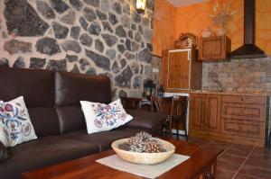sala de estar con sofá y mesa en Apartamentos Turísticos Carrero, en Palacios de Sanabria