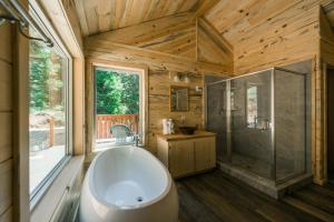 ein großes Bad mit einer Badewanne und einer Dusche in der Unterkunft Silver City Mountain Resort in Sequoia + 145 Fotos