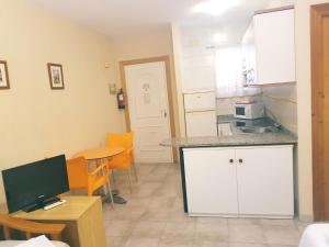 Kuchnia lub aneks kuchenny w obiekcie Apartamentos Olympia Garden