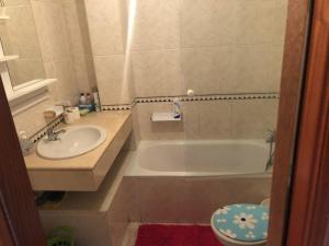 a bathroom with a tub and a sink and a toilet at Tu Piso La Plaza Mayor in León