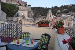 a table and chairs sitting on top of a balcony at B&B Casa Lucrezia in Scicli