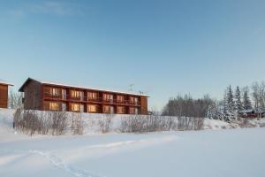 un edificio en la nieve junto a un campo cubierto de nieve en Mat-Su Resort, en Wasilla