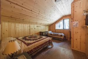 ein Schlafzimmer mit zwei Betten in einer Blockhütte in der Unterkunft Silver City Mountain Resort in Sequoia