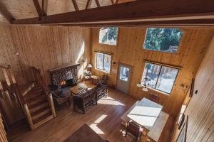 einen Blick über das Wohnzimmer mit Kamin in der Unterkunft Silver City Mountain Resort in Sequoia