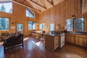 eine Küche mit Holzwänden, Holzböden und Fenstern in der Unterkunft Silver City Mountain Resort in Sequoia