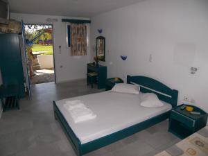 阿喬普羅柯皮歐斯的住宿－競技場之星公寓，一间卧室配有一张床,另一间卧室设有门