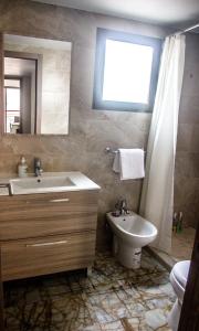 ベニドルムにあるExinvallのバスルーム(洗面台、トイレ、鏡付)