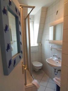 バンシンにあるVilla Margot Whg 16のバスルーム(トイレ、洗面台付)