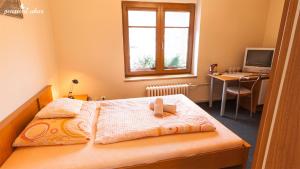 Postel nebo postele na pokoji v ubytování Pension Lukas + 37 fotografií