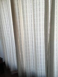 una ventana con cortinas blancas en una habitación en Mandala House, en Santiago