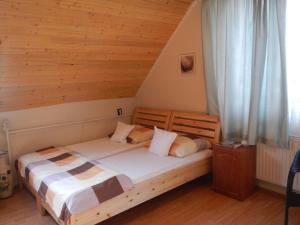 Posteľ alebo postele v izbe v ubytovaní Vakáció Apartman