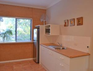 eine Küche mit einer Spüle und einem Kühlschrank in der Unterkunft Aroha in Margaret River Town