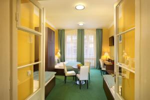 Ein Bett oder Betten in einem Zimmer der Unterkunft Martin Hotel Prague