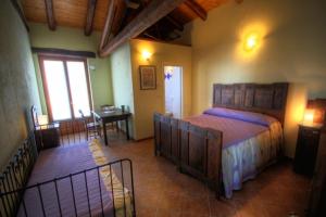 Łóżko lub łóżka w pokoju w obiekcie Azienda Agrituristica Alcastlè