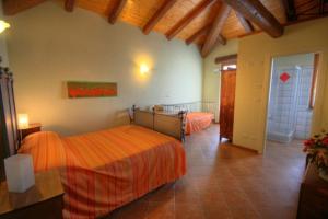 Łóżko lub łóżka w pokoju w obiekcie Azienda Agrituristica Alcastlè