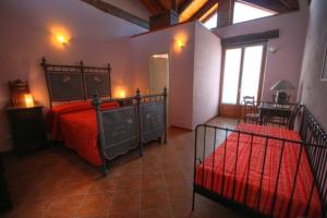 Łóżko lub łóżka w pokoju w obiekcie Azienda Agrituristica Alcastlè