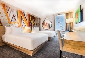 Ein Bett oder Betten in einem Zimmer der Unterkunft The LINQ Hotel and Casino