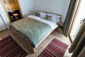 ein großes Bett in einem Schlafzimmer mit Fenster in der Unterkunft Motel Stovrela in Cazin