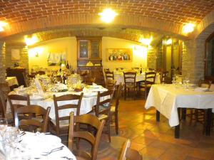 Restauracja lub miejsce do jedzenia w obiekcie Azienda Agrituristica Alcastlè