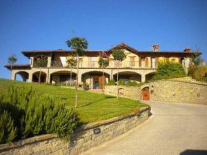 duży dom siedzący na szczycie wzgórza w obiekcie Azienda Agrituristica Alcastlè w mieście Montabone