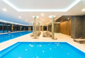 Bazén v ubytovaní Polanki Park Apartament LEON alebo v jeho blízkosti