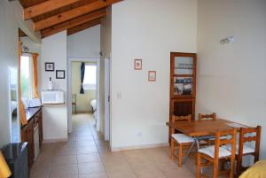 eine Küche und ein Esszimmer mit einem Tisch und Stühlen in der Unterkunft Cabañas Del Hain in Ushuaia