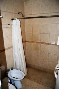 y baño con ducha, aseo y lavamanos. en Cabañas Del Hain en Ushuaia