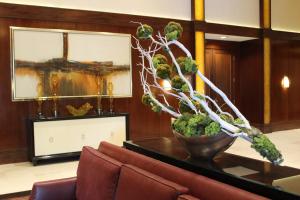 una planta grande sentada en una mesa en una habitación en Luxury Suites International at The Signature, en Las Vegas
