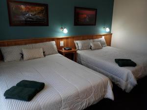 A bed or beds in a room at Moe Motor Inn - Contactless 24 hour Checkinn Available