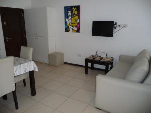 - un salon avec un canapé, une table et une télévision dans l'établissement Rincón Del Golf, à Pinamar
