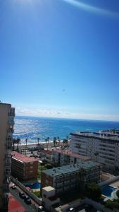 widok na ocean z budynku w obiekcie Benalmadena ,apartamento-Estudio primera Línea de Playa w mieście Benalmádena