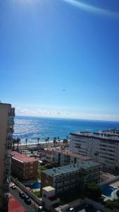 ベナルマデナにあるBenalmadena ,apartamento-Estudio primera Línea de Playaの建物から海の景色を望めます。