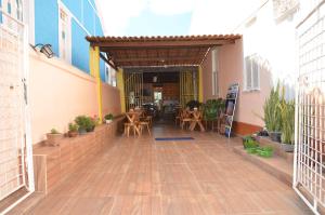 un patio con mesas y sillas en un edificio en Hotel e Pousada O Casarão en Palmeiras