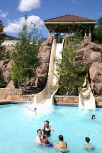 un gruppo di persone in una piscina con scivolo d'acqua di The Broadmoor a Colorado Springs