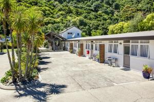 een gebouw met palmbomen ervoor bij Amber Court Motel in Whakatane