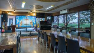 Reštaurácia alebo iné gastronomické zariadenie v ubytovaní PloyKhumThong Boutique Resort
