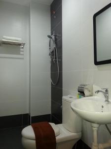 Simpang Renggam的住宿－L酒店，一间带卫生间和水槽的浴室