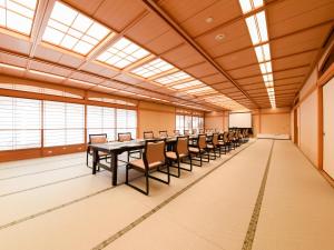 敦賀市にあるニューサンピア敦賀 の長いテーブルと椅子が備わる広い客室です。