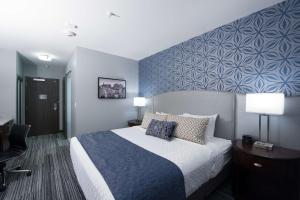 Postel nebo postele na pokoji v ubytování Best Western PLUS Franklin Square Inn